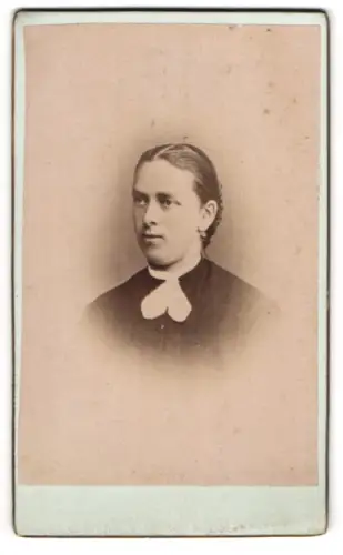 Fotografie unbekannter Fotograf und Ort, Portrait bürgerliche Dame in zeitgenössischer Kleidung
