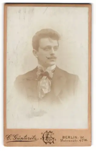 Fotografie C. Günteritz, Berlin-W, Portrait junger Mann im Anzug mit Fliege und Schnurrbart