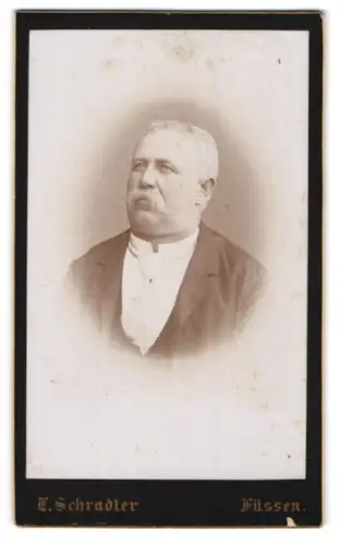 Fotografie L. Schradler, Füssen, Portrait älterer Herr im Anzug mit Krawatte und Schnauzbart
