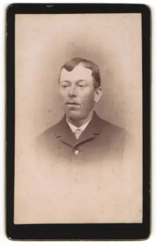 Fotografie unbekannter Fotograf und Ort, Portrait bürgerlicher Herr in zeitgenössischer Kleidung