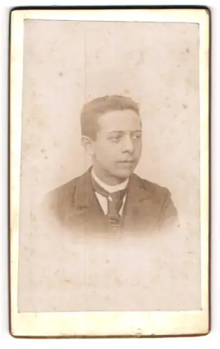 Fotografie unbekannter Fotograf und Ort, Portrait junger Mann in eleganter Kleidung