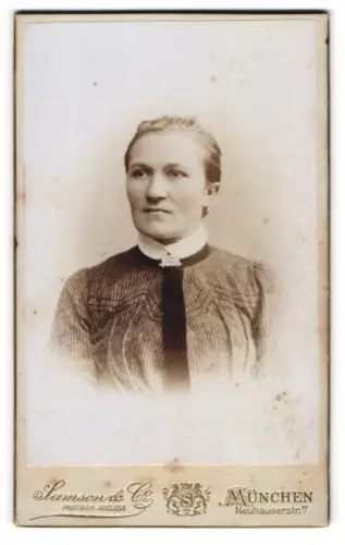 Fotografie Samson & Co., München, Portrait bürgerliche Dame mit Kragenbrosche