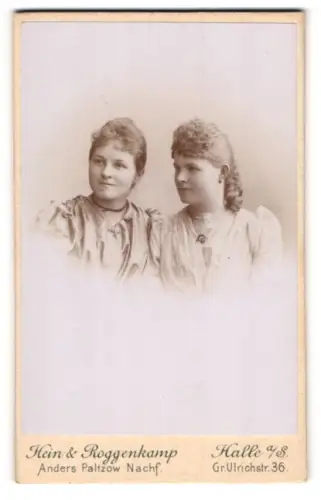 Fotografie Hein & Roggenkamp, Halle a / S., Portrait zwei junge Damen in zeitgenössischer Kleidung