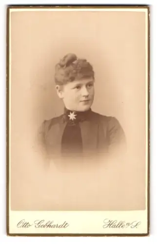 Fotografie Otto Gebhardt, Halle a / S., Portrait junge Dame mit Hochsteckfrisur und Kragenbrosche