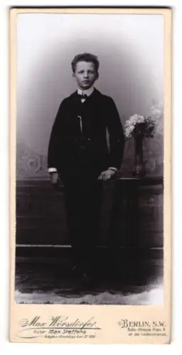 Fotografie Max Wörsdörfer, Berlin S/W, Portrait Knabe in festlicher Kleidung