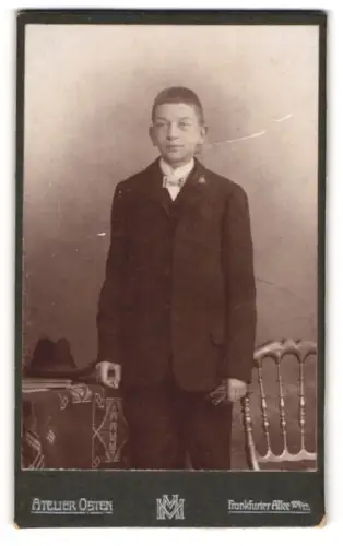 Fotografie Atelier Osten, Berlin, Portrait halbwüchsiger Knabe in Anzug mit Fliege
