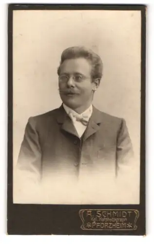 Fotografie A. Schmidt, Pforzheim, Portrait bürgerlicher Herr mit Brille und Schnauzbart