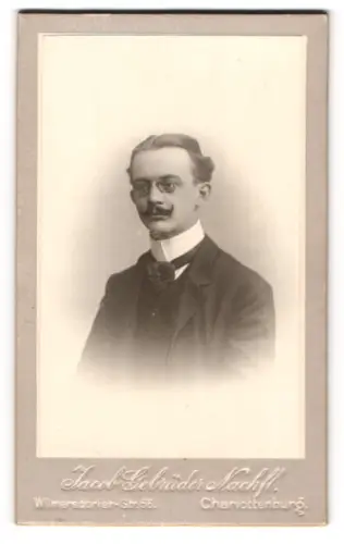 Fotografie Jacob Gebrüder Nachfl., Berlin-Charlottenburg, Portrait eleganter Herr mit Zwicker und Schnurrbart