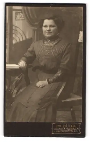 Fotografie Ph. Dürr, Gummersbach, Portrait bürgerliche Dame mit Buch am Tisch sitzend