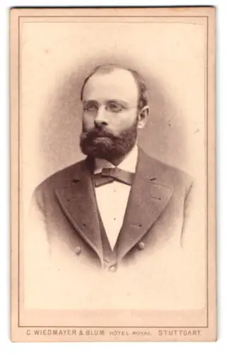 Fotografie C. Wiedmayer & Blum, Stuttgart, Hôtel Royal, Porträt eines eleganten Herren