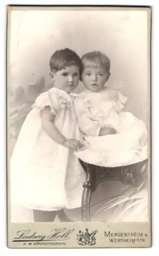 Fotografie Ludwig Holl, Mergentheim, Zwei Kinder in weissen Kleidern
