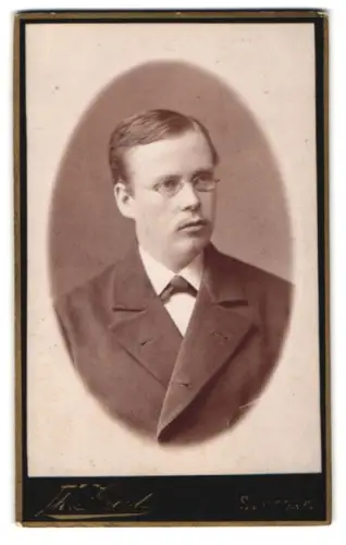 Fotografie Th. Jacob, Stuttgart, Breite Strasse 2, Porträt eines Mannes mit Brille