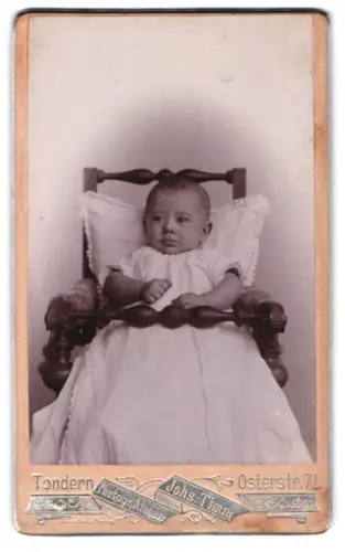 Fotografie Johs. Timm, Tondern, Osterstr. 71, Kleinkind auf antikem Stuhl