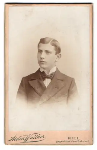 Fotografie Atelier Walther, Kiel, gegenüber dem Bahnhof, Porträt eines jungen Mannes