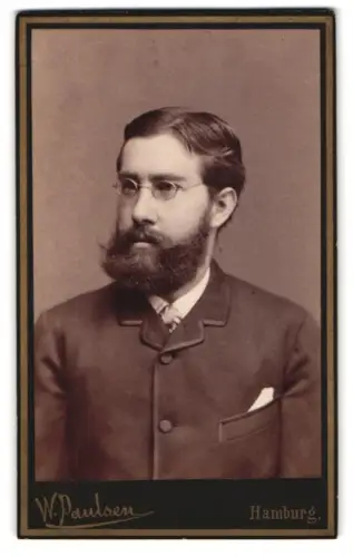 Fotografie W. Paulsen, Hamburg, Steinstrasse 58, Porträt eines Mannes mit Brille und Bart