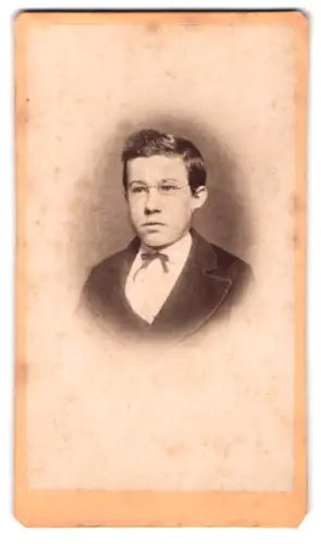 Fotografie J. Eberhart, Mergentheim, Mühlwehrthor, Porträt eines jungen Mannes