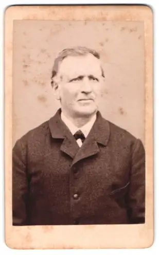 Fotografie Al. Reingruber, Iphofen, Würdevoller Herr in dunklem Anzug