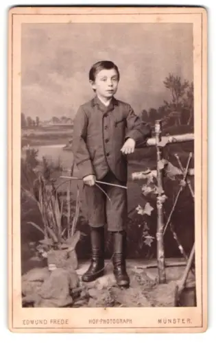 Fotografie Edmund Frede, Münster, Neubrückenstr. Nr. 6, Junge mit Landschaftshintergrund