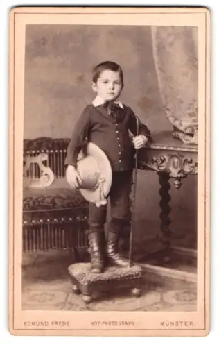 Fotografie Edmund Frede, Münster, Neubrückenstr. Nr. 6, Kleiner Junge mit Hut und Reitgerte