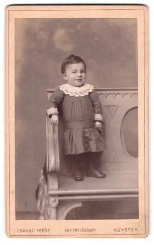 Fotografie Edmund Frede, Münster, Neubrückenstr. 6, Kleinkind in feinem Kleid