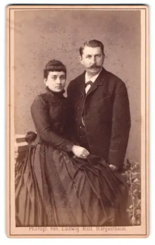 Fotografie Ludwig Holl, Mergentheim, Wachbacher Thor, Paar in traditioneller Kleidung