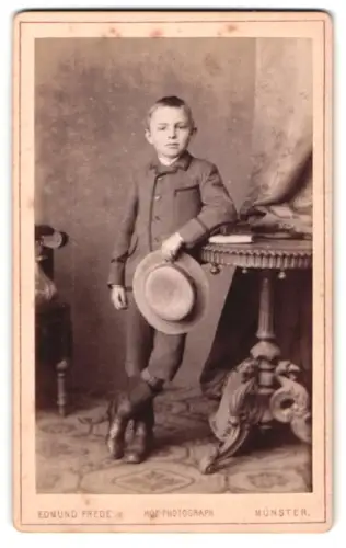 Fotografie Edmund Frede, Münster, Neubrückenstr. 6, Junge mit Strohhut
