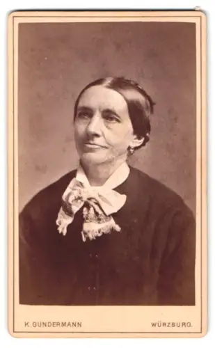 Fotografie K. Gundermann, Würzburg, Bahnhofstrasse 3, Porträt einer Frau mit Schleife