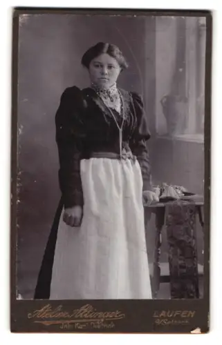 Fotografie Atelier K. Dietrich, Laufen, Junge Frau in traditioneller Kleidung