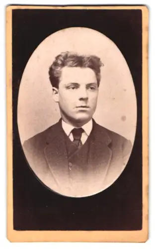 Fotografie J. Eberhart, Mergentheim, Mühlwehrthor, Porträt eines jungen Mannes