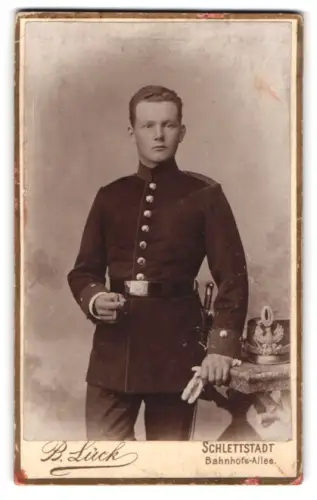 Fotografie B. Lück, Schlettstadt, Bahnhofs-Allee, Soldat vom Jäger-Bataillon Nr. 8 in Uniform mit Tschako und Bajonett