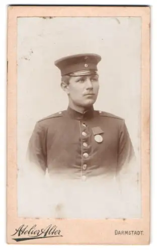 Fotografie Atelier Alter, Darmstadt, Elisabethenstrasse 43, Soldat vom Füsilier-Regiment v. Gersdorff (Hess.) Nr. 80