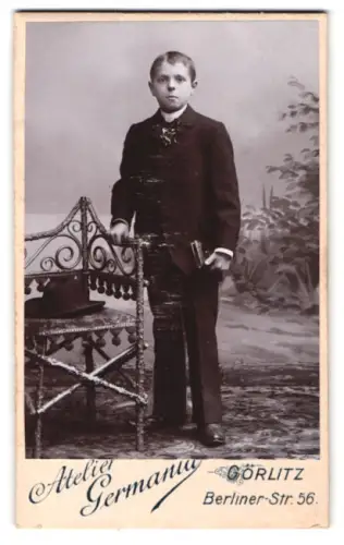 Fotografie Atelier Germania, Görlitz, Berliner-Str. 56, Junge mit Buch und Stuhl