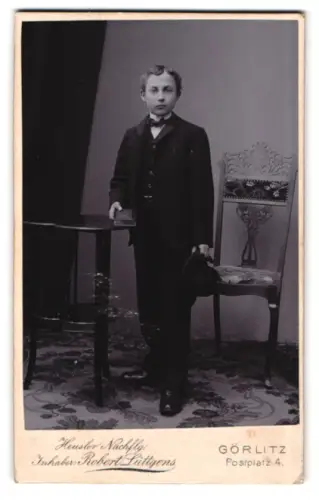 Fotografie Heusler Nachflg., Görlitz, Postplatz 4, Junge mit Anzug und Hut