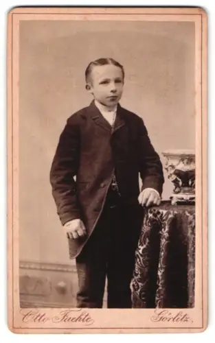 Fotografie Otto Faehte, Görlitz, Grüner Graben 29, Junge mit Tisch und Vase