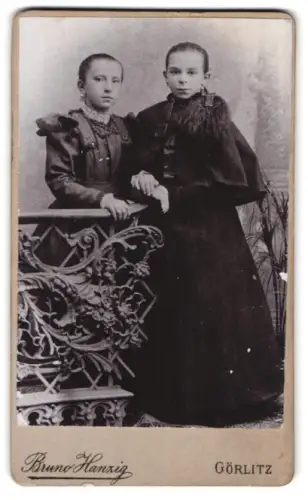 Fotografie Bruno Hanzig, Görlitz, Rauschwalderstr. 13, Zwei junge Mädchen in eleganter Kleidung