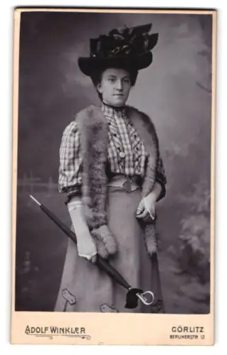 Fotografie Adolf Winkler, Görlitz, Berlinerstr. 12, Dame mit Hut, Schirm und Pelzstola