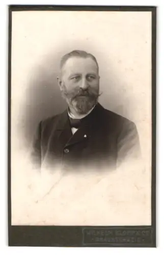 Fotografie Wilhelm Klopp & Co., Braunschweig, Porträt eines Herrn im Anzug