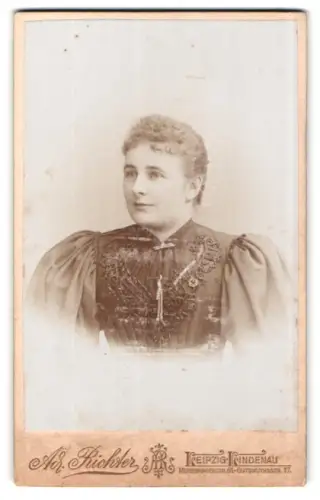 Fotografie Ad. Richter, Leipzig-Lindenau, Merseburgerstr. 61, Porträt einer Frau im Kleid