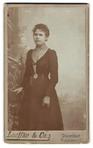 Fotografie Loeffke & Co., Düsseldorf, Oststrasse 117, Porträt einer Dame im dunklen Kleid
