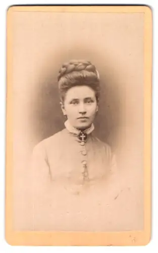 Fotografie A. Bäsmann, Northeim, Portrait einer Dame mit kunstvoller Frisur