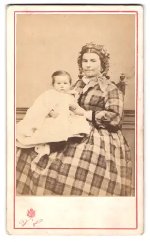 Fotografie Victor Lusseine, Liège, Quai Cockerill, Mutter mit Kind auf einem Stuhl
