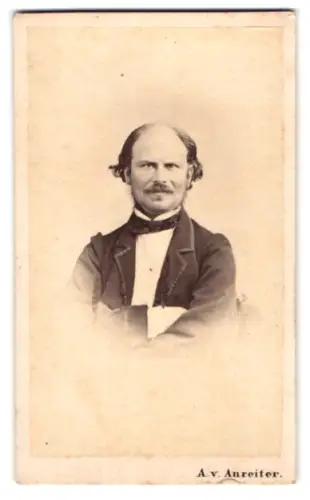 Fotografie A. v. Anreiter, Wien, Franz Josefs Quai 648, Portrait eines ernsten Herrn