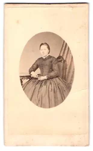 Fotografie Louis Frank, Berne, Frau in elegantem Kleid