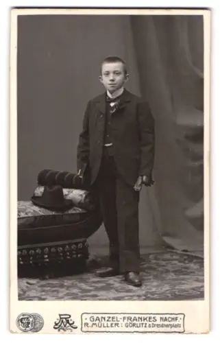 Fotografie R. Müller, Görlitz, Dresdner Platz, Junge im feinen Anzug mit Hut