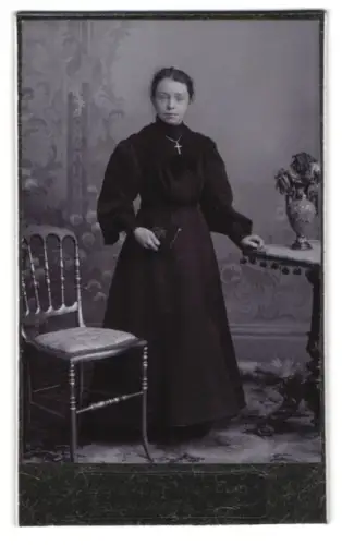 Fotografie Louis Schindhelm, Ebersbach i. S., Frau mit Kreuzanhänger