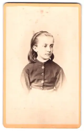 Fotografie N. A. Dietz, München, Sendlingerthorplatz 6, Porträt eines jungen Mädchens
