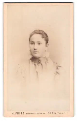 Fotografie H. Fritz, Greiz i. Vogtl., Weststrasse 6, Porträt einer jungen Frau