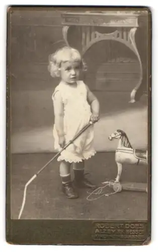 Fotografie Robert Does, Alzey, Atelier am Bahnhof, Kind mit Spielzeugpferd