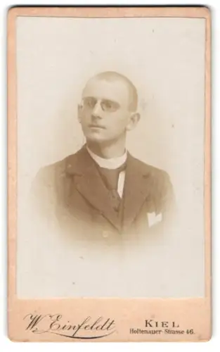 Fotografie W. Einfeldt, Kiel, Holtenauer Strasse 46, Porträt des Studenten H. Bertelsen, 1899