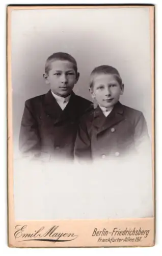 Fotografie Emil Mayer, Berlin, Frankfurter Allee 197, Porträt der Brüder Max und Otto Lindemann